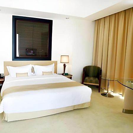 Sintesa Peninsula Hotel Manado Exterior photo