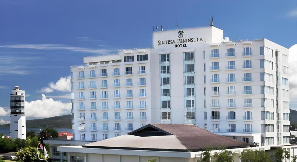 Sintesa Peninsula Hotel Manado Exterior photo