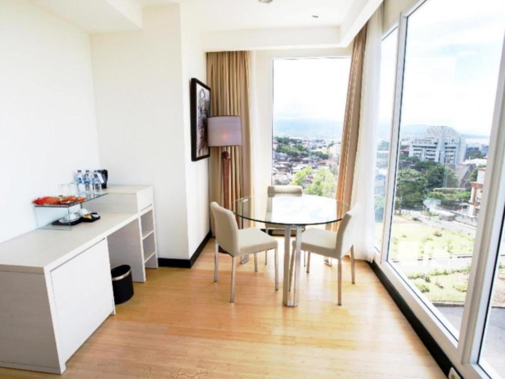 Sintesa Peninsula Hotel Manado Exterior photo
